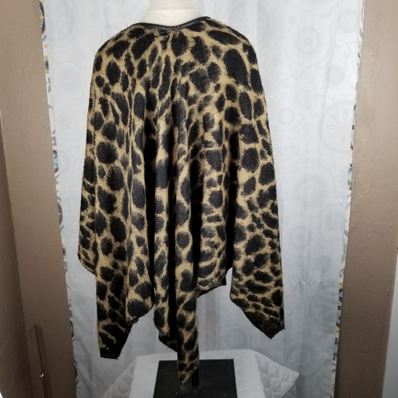BCBGMAXAZRIA leopard print shawl wrap Sz S/M EUC - Picture 2 of 15